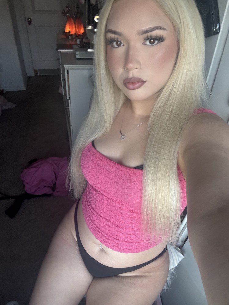 Jaxzy wearing a pink top
